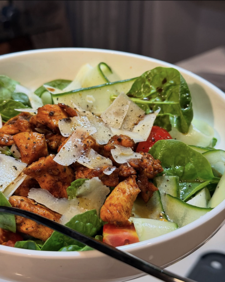 Salade de poulet, concombre et parmesan